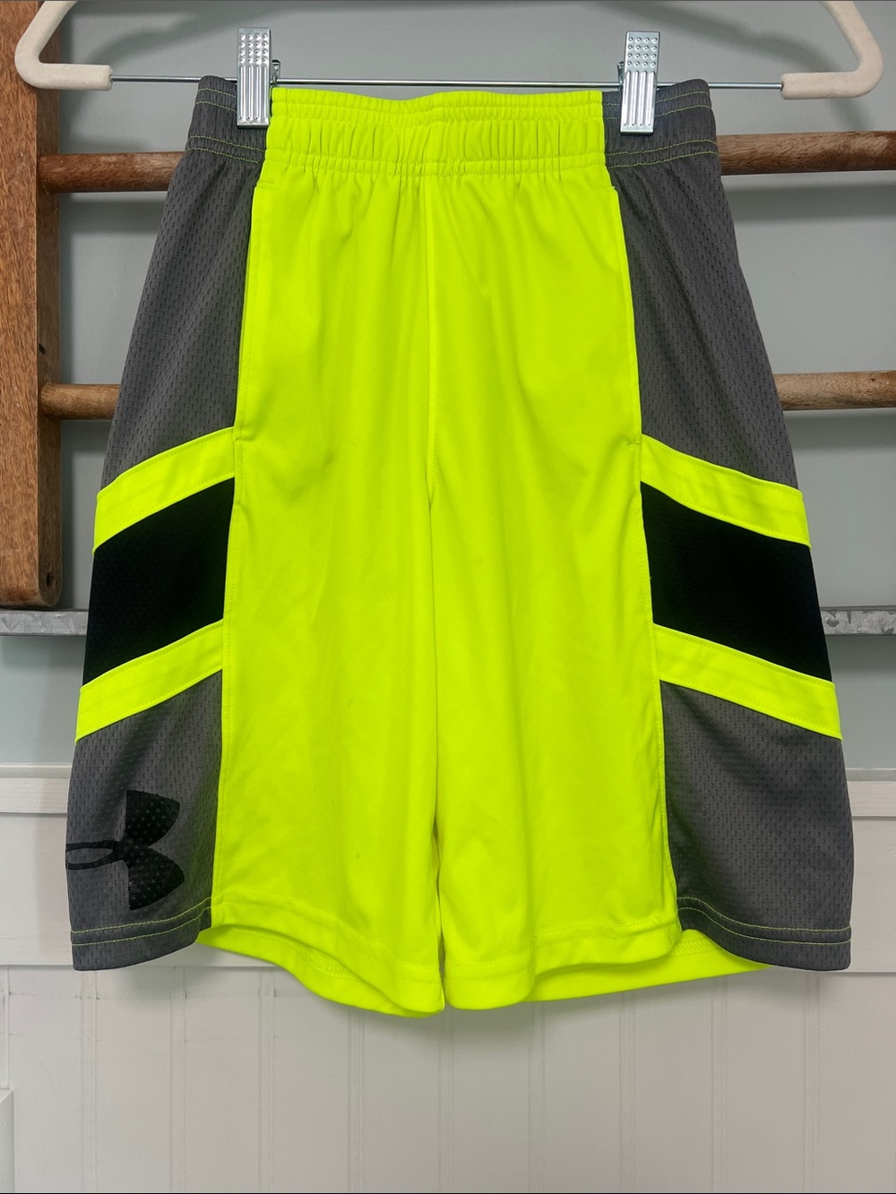 Boys under Armour pull-up performance shorts size small